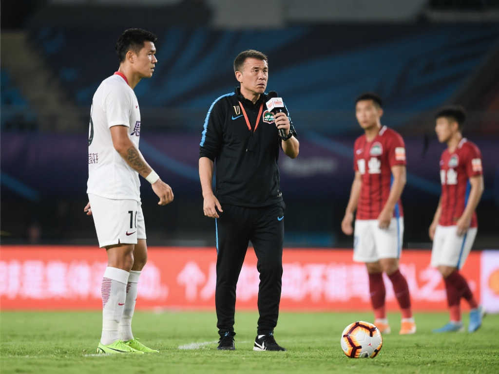 荒唐！乌迪内斯前锋争抢点球破门，却惨遭教练换下场